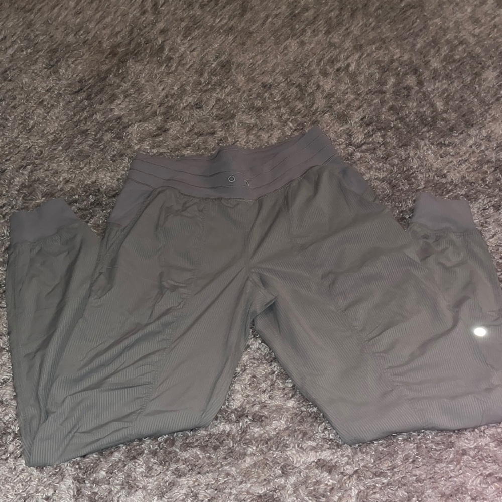 These are Lululemon joggers in an olive green size 10.